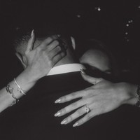 Dari penelusuran di situs Carat Antwerp terungkap, cincin yang diberikan Justin Hubner saat melamar Jennifer Coppen merupakan model Cushionhalo RX. Pada situs resmi Carat Antwerp terungkap harga cincin tersebut 9.800 Euro atau sekitar Rp 193 juta. Fokus utama cincin memikat ini adalah berlian potongan round brilliant seberat 1,00 karat. Mengelilingi berlian utama tersebut terdapat rangkaian berlian halo yang memukau dengan total 0,40 karat. Foto: Dok. Instagram Justin Hubner