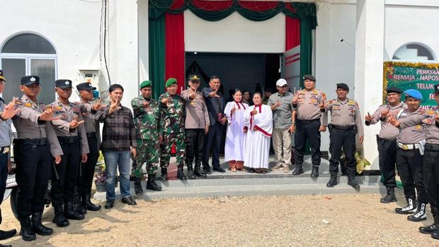 Kapolres Kuansing AKBP R Ricky Pratidiningrat melakukan pengecekan ke gereja memastikan Natal aman. Kapolres Kuansing AKBP R Ricky Pratidiningrat melakukan pengecekan ke gereja memastikan Natal aman.
