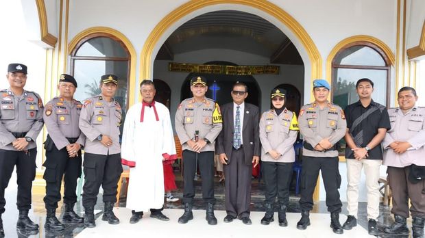 Kapolres Siak AKBP Eka Ariandy Putra melakukan pengecekan ke gereja memastikan ibadah Natal aman. Kapolres Siak AKBP Eka Ariandy Putra melakukan pengecekan ke gereja memastikan ibadah Natal aman.