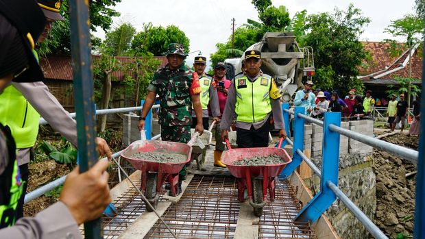 Kapolres Sragen, AKBP Dewiana Syamsu Indyasari, saat ikut membangun jembatan penghubung Dukuh Karangtanjung dan Dukuh Tileng di Desa Slogo, Kecamatan Tanon.