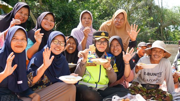 Kapolres Sragen, AKBP Dewiana Syamsu Indyasari, saat ikut membangun jembatan penghubung Dukuh Karangtanjung dan Dukuh Tileng di Desa Slogo, Kecamatan Tanon.