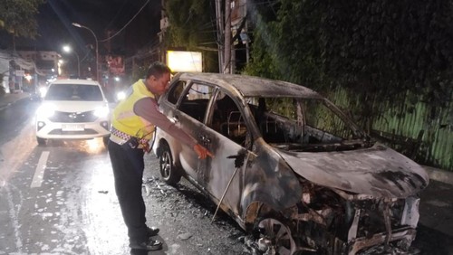Kebakaran mobil di Jalan Raya Petitenget, Kecamatan Kuta Utara, Badung, Kamis (25/12/2025) malam. (Dok. Polres Badung)