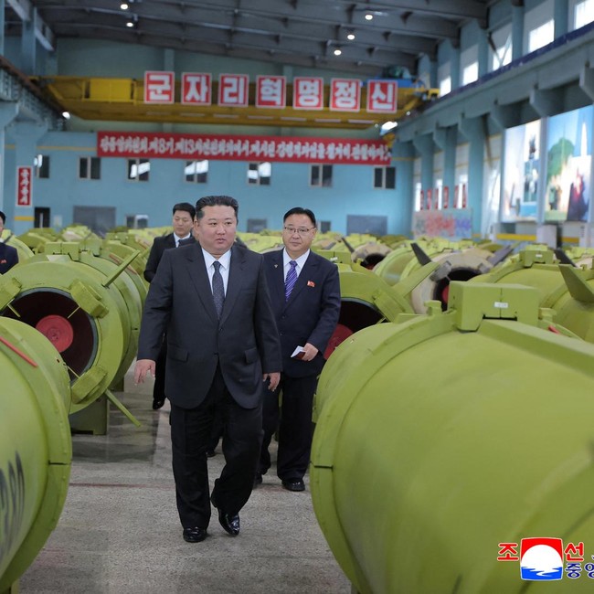 Kim Jong Un Tinjau Pabrik Amunisi, Isyaratkan Program Rudal Berlanjut
