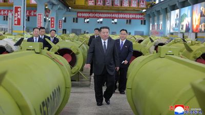 Kim Jong Un Tinjau Pabrik Amunisi, Isyaratkan Program Rudal Berlanjut