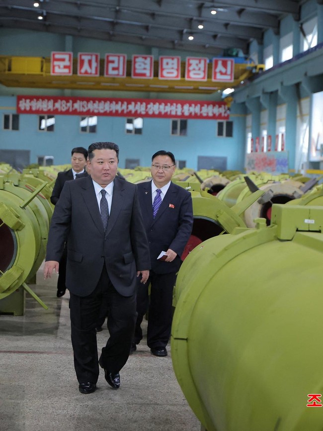 Kim Jong Un Tinjau Pabrik Amunisi, Isyaratkan Program Rudal Berlanjut