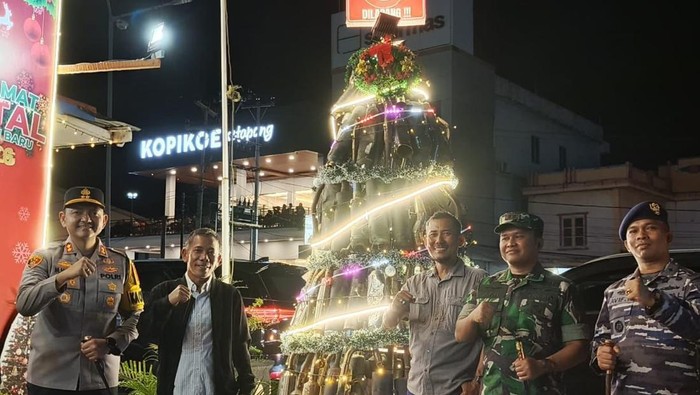 Knalpot brong dijadikan dekorasi pohon Natal di Ketapang.