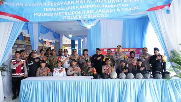 Komandan Satuan Brimob Polda Metro Jaya, Kombes Henik Maryanto, meninjau pengamanan Operasi Lilin Jaya 2025 di sejumlah pos pengamanan.