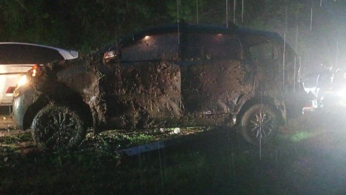 Mobil Dihantam Longsor di Bukit Mitis Tawangmangu