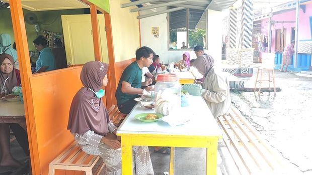Kuliner sop pocong di warung makan kelurahan Pati Kidul Kecamatan Pati, Jumat (26/12/2025).