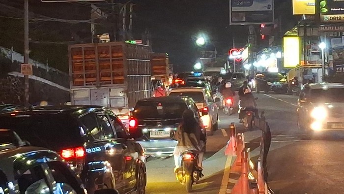One Way Berakhir, Lalin Arah Puncak Bogor Padat Malam Ini