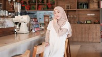 Gara2 Cici gak posting suami bnyk gosip aneh, padahal tujuannya justru menjaga rumah tangga nya dr org jahat. Jahat banget karena sampe membuat org bahkan gak berani posting suaminya sendiri, ungkap akun etrs*****. ALHAMDULILLAH akhirnya cici ulpoad versi lengkap.. bahagiaaa buat kalian ya, kata akun betrs****. Ka aku baca berita kk di platform sebelah ... pedes bngt tp aku yakin itu smua fitnah se yakin³ nya yg kuat ya ka, jelas akun imd****. Foto: dok instagram Larissa Chou