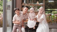 Unggahan itu langsung mendapatkan komentar dari netizen. Mereka senang akhirnya. Larissa Chou mengunggah momen kebersamaan dengan suami. Foto: dok instagram Larissa Chou