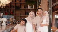 Terkadang diam bukan berarti kalah tapi demi ketenangan jangka panjang. Terkadang tidak membalas bukan berarti salah tapi karena paham bahwa ini bukan menjadi tugas kita. Di kehidupan yang hanya 1x ini sayang rasanya kalau waktu nya dipakai untuk membuktikan bahwa kita benar. Lebih baik menjalani hidup dengan lebih bahagia lagi , walaupun tidak selalu mulus.. yang penting apa? Jangan lupa makan.. -Tulisan Larissa hari jumat, tulis Larissa Chou dalam Instagram miliknya dilihat detikcom, hari ini. Foto: dok instagram Larissa Chou