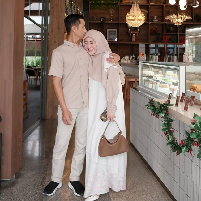 Hempas Kabar Cerai, Larissa Chou Unggah Momen dengan Suami