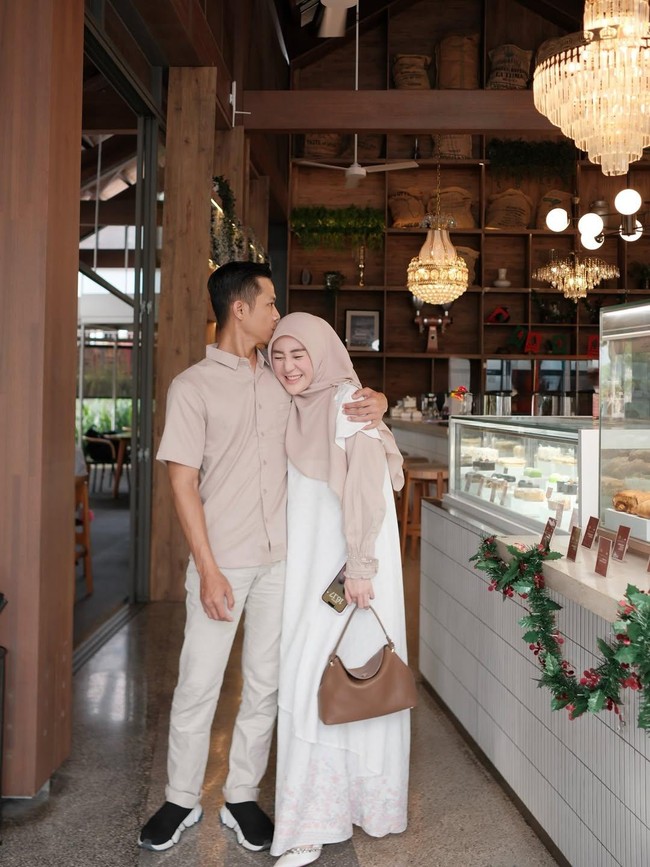 Hempas Kabar Cerai, Larissa Chou Unggah Momen dengan Suami