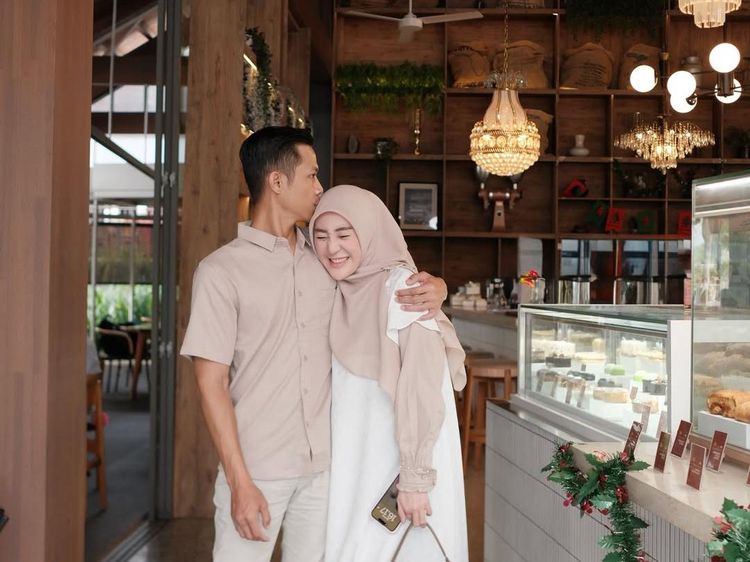 Hempas Kabar Cerai, Larissa Chou Unggah Momen dengan Suami