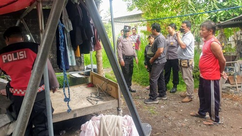 Lokasi balita perempuan ditemukan tergantung di mainan ayunan di BTN Dwipakarya, Lingkungan Pebukit, Karangasem, Jumat (26/12/2025). (dok. Kaling Pebukit)