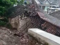 Tanah Longsor di Trawas Mojokerto Hancurkan Rumah Warga