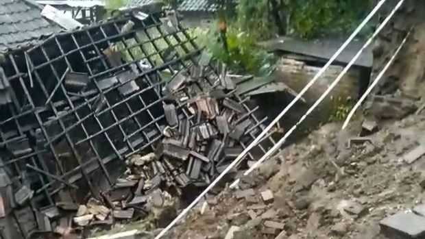 Longsor terjadi di Trawas, Mojokerto hancurkan rumah warga