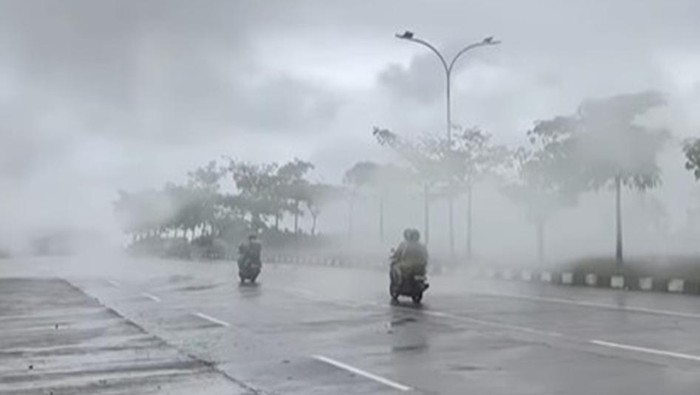 Asap Pembakaran Sampah Mengepul di Jalan Leimena Makassar Ganggu Pengendara