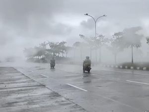 Asap Pembakaran Sampah Mengepul di Jalan Leimena Makassar Ganggu Pengendara