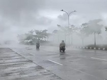 Asap Pembakaran Sampah Mengepul di Jalan Leimena Makassar Ganggu Pengendara