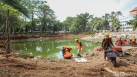 Proyek yang dimulai sejak Agustus 2025 ini dirancang sebagai ruang rekreasi sekaligus kawasan pengendalian banjir melalui sistem IPAL dan penataan aliran sungai.  