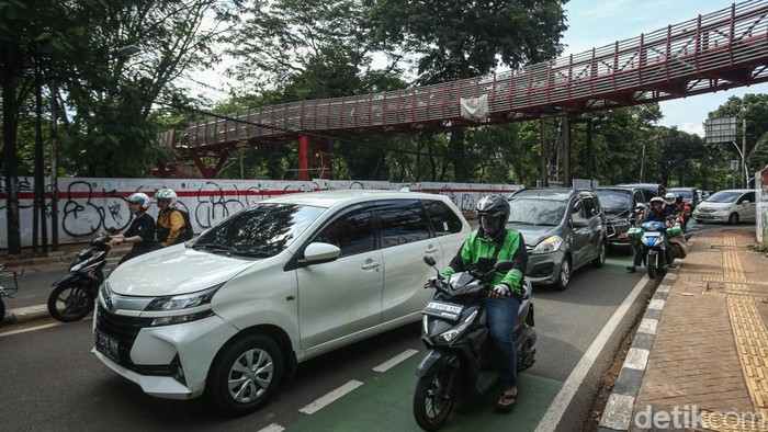 Pekerja melanjutkan pembangunan Taman Bendera Pusaka di kawasan Barito, Kebayoran Baru, Jakarta Selatan, Jumat (26/12/2025), meski bertepatan dengan cuti bersama.