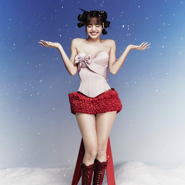 Adu Gaya Member BLACKPINK Beri Ucapan Natal untuk Fans, Lisa Bak Boneka