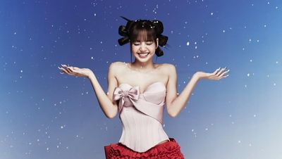 Adu Gaya Member BLACKPINK Beri Ucapan Natal untuk Fans, Lisa Bak Boneka