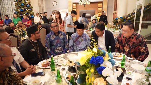 Aktivis, Tokoh Agama, Ketum Parpol dan Menteri Hadiri Open House Ara