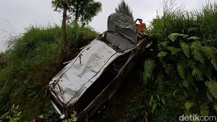 Mobil Toyota Avanza H 1760 HE yang mengalami kecelakaan hendak kemping di Embung Bansari Temanggung saat dievakuasi, Jumat (26/12/2025).