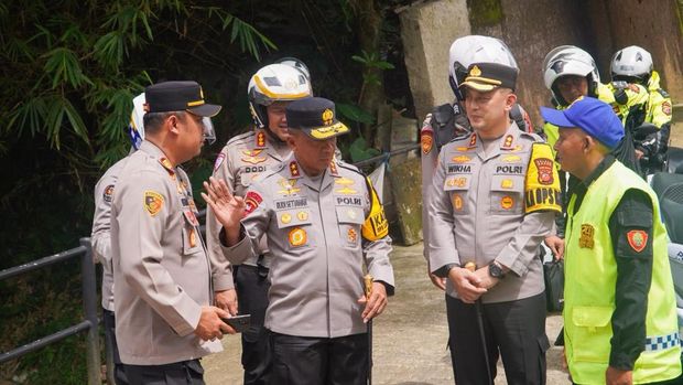 Momen Kapolda Jabar-Kapolres Bogor tinjau Supeltas di Jalur Puncak (Sholihin/detikcom)