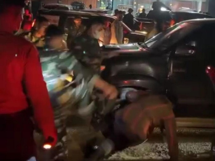 Oknum TNI tendang warga saat razia bendera Bintang Bulan di Aceh Utara (Foto: tangkapan layar video viral)