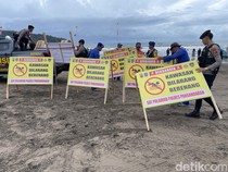 Ada Palung Berbahaya, Polisi Pasang Papan Larangan Berenang di Pangandaran