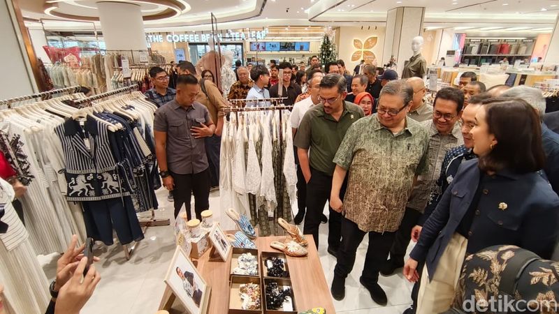 Para Menteri Datangi Metro Departement Store
