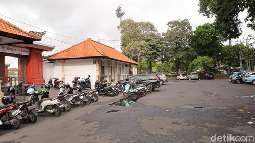 Area parkir di depan Gelora Tri Sakti dapat dijadikan alternatif parkir mobil dan motor, Badung, Jumat (26/12/2025). (Aryo Mahendro/detikBali).