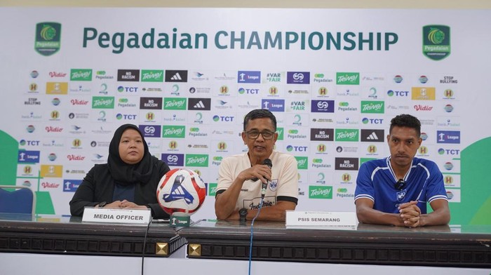 Pelatih PSIS, Jafri Sastra dalam sesi jumpa pers lawan Barito di Sidoarjo, pada Jumat (26/12/2025).