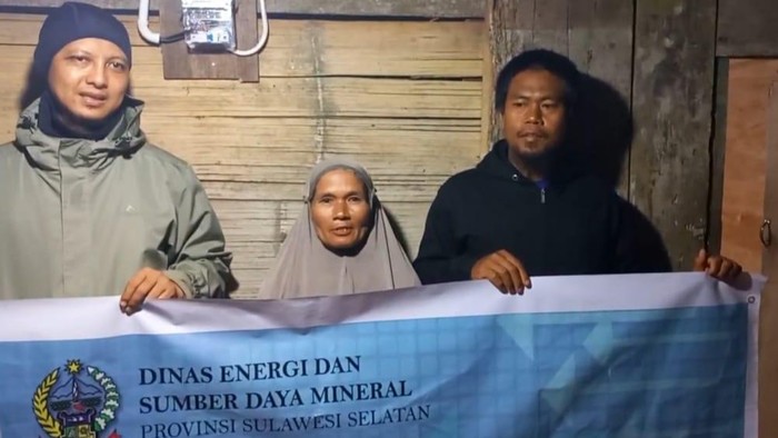 Pemprov Sulsel memberikan bantuan pasang baru listrik gratis untuk 215 rumah tangga.