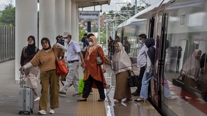 Sejumlah penumpang turun dari kereta cepat Whoosh setibanya di Stasiun Whoosh Padalarang, Kabupaten Bandung Barat, Jawa Barat, Jumat (26/12/2025). PT Kereta Cepat Indonesia China (KCIC) mencatat, pada momen liburan Natal 2025 dan Tahun Baru 2026 jumlah penumpang kereta cepat Whoosh meningkat sekitar 20 persen atau 22 ribu - 24 ribu penumpang per hari dibandingkan rata-rata hari biasa yang berkisar di angka 16 ribu - 18 ribu penumpang per hari. ANTARA FOTO/Abdan Syakura/YU