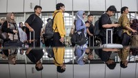 PT Kereta Cepat Indonesia China (KCIC) mencatat jumlah penumpang kereta cepat selama libur Nataru meningkat sekitar 20 persen atau mencapai 22–24 ribu orang per hari dibanding hari biasa yang yang berkisar di angka 16-18 ribu penumpang per hari. Foto: ANTARA FOTO/Abdan Syakura