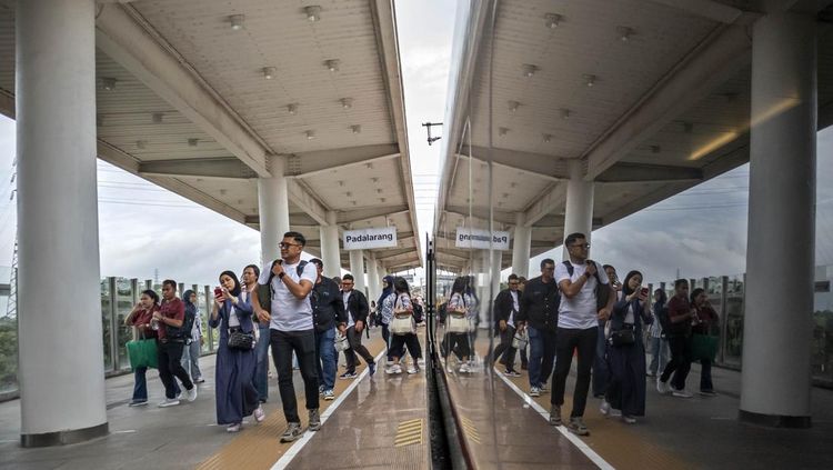Penumpang Kereta Cepat Melonjak Saat Libur Nataru
