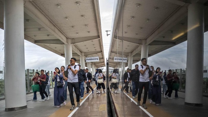 Sejumlah penumpang turun dari kereta cepat Whoosh setibanya di Stasiun Whoosh Padalarang, Kabupaten Bandung Barat, Jawa Barat, Jumat (26/12/2025). PT Kereta Cepat Indonesia China (KCIC) mencatat, pada momen liburan Natal 2025 dan Tahun Baru 2026 jumlah penumpang kereta cepat Whoosh meningkat sekitar 20 persen atau 22 ribu - 24 ribu penumpang per hari dibandingkan rata-rata hari biasa yang berkisar di angka 16 ribu - 18 ribu penumpang per hari. ANTARA FOTO/Abdan Syakura/YU