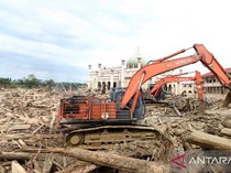 Video: 85% Tumpukan Kayu di Ponpes Darul Mukhlisin Aceh Sudah Diangkut