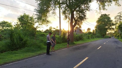 Polisi melakukan olah TKP Kecelakaan di Jalan Singaraja–Gilimanuk, tepatnya di Banjar Dinas Tegal Bunder, Desa Sumberklampok, Kecamatan Gerokgak, Buleleng pada Kamis (25/12/2025). (Polres Buleleng)