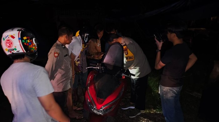 Polisi mengamankan 1 remaja dan 5 motor saat membubarkan perang petasan di Manggala, Makassar.