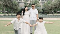 Kabar bahagia datang dari pasangan Puput Nastiti Devi dan politisi Basuki Tjahaja Purnama atau akrab disapa Ahok. Mereka baru saja menyambut kelahiran anak ketiganya. Anaknya berjenis kelamin perempuan dan diberi nama Regina Welasi Purnama. Foto: Instagram @puputnastitidevi