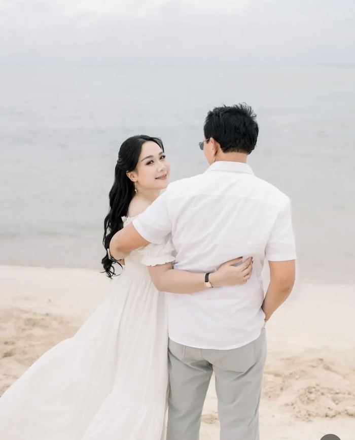 Potret Hangat Puput Nastiti dan Ahok Saat Makan Bersama Keluarga Potret Hangat Puput Nastiti dan Ahok Saat Makan Bersama Keluarga