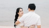 Sebelum anak ketiganya lahir, Puput sempat foto maternity bersama keluarga kecilnya nih. Foto: Instagram @puputnastitidevi