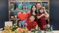 Dalam unggahan Instagram pribadi, Istri Basuki Tjahaja Purnama tersebut memang senang menunjukkan momen hangat bersama keluarga, termasuk saat makan-makan. Foto: Instagram @puputnastitidevi